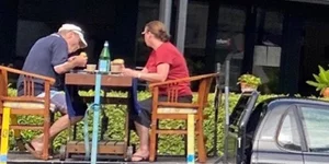 Το ζευγάρι μετέφερε την τραπεζαρία του στο φορτηγάκι του