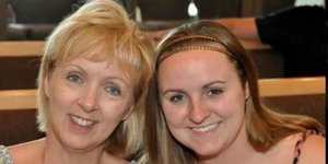 Η μητέρα που τύλιξε με σεντόνι την νοσοκόμα κόρη της για να την αγκαλιάσει