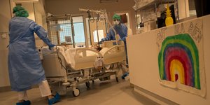 Ασθενής της Covid-19 βγαίνει από τη ΜΕΘ νοσοκομείου της Λιέγης στο Βέλγιο