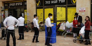 H τήρηση αποστάσεων από πιθανούς φορείς προστατεύει από τη μόλυνση με μεγάλο ιικό φορτίο