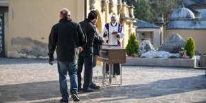 Κηδεία θύματος του νέου κορωνοϊού σε χωριό κοντά στο Μπέργκαμο της Ιταλίας