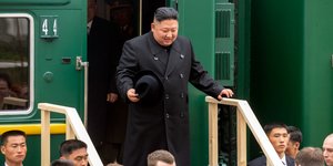 Ο Κιμ Γιονγκ Ουν κατεβαίνει από το θωρακισμένο τρένο του κατά την επίσκεψή του στη ρωσική άπω ανατολή τον Απρίλιο του 2019