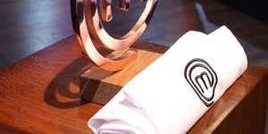 Μια ποδιά περιμένει έναν παίκτη να επιστρέψει στο MasterChef 4
