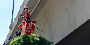 Αλλοδαπός εργάτης με μάσκα στη Σιγκαπούρη
