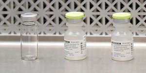 Φιαλίδια πειραματικού εμβολίου κατά του νέου κορωνοϊού