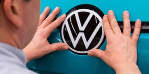 Υπάλληλος τοποθετεί το σήμα της Volkswagen