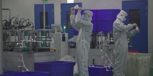 Επιθεώρηση μασκών σε φαρμακοβιομηχανία της Ουχάν 