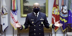 O αρχίατρος των ΗΠΑ Τζέρομ Ανταμς δείχνει πως να κάνουμε μάσκα