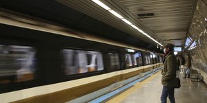 Άδεια αποβάθρα στο μετρό Κωνσταντινούπολης στην Τουρκία