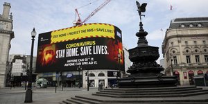 Άδειοι δημόσιοι χώροι στη Βρετανία που πλήττεται από την πανδημία του κορωνοϊού