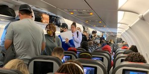 Επιβάτες σε αεροπλάνο χωρίς μέτρα προστασίας 