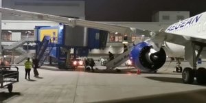 Ατομα κατεβαίνουν από αεροπλάνο της Aegean