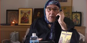 Ο Ιεροκλής Μιχαηλίδης στον ρόλο της γιαγιάς από τους Αγαμους Θύται