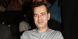 Ο Αγγελος Μπράτης με πουκάμισο και παντελόνι