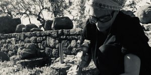 Η γλύπτρια επί τω έργω
