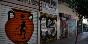 Κλειστά καταστήματα λόγω κορωνοϊού στην οδό Αιόλου στην Αθήνα