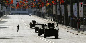 Τανκ στους δρόμους των Τιράνων στην Αλβανία για την επιβολή των μέτρων περιορισμού μετακίνησης