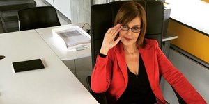 Η Αλεξάνδρα Παλαιολόγου με κόκκινο σακάκι 