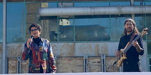 Η Αλκηστις Πρωτοψάλτη δίνει μια πρωτότυπη συναυλία πάνω σε φορτηγό, γυρνώντας την Αθήνα