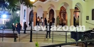 Πιστοί έξω από εκκλησία στην Χαλκίδα