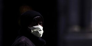 Πολίτης στις ΗΠΑ με μάσκα εν μέσω έξαρσης κρουσμάτων κορωνοϊού στη χώρα