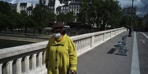Πολίτης στο Παρίσι με μάσκα προστασίας από τον κορωνοϊό