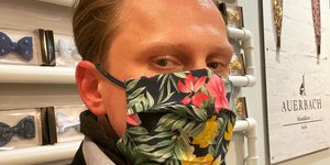 Άνδρας φορά μάσκα του βερολινέζικου οίκου ραπτικής