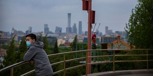 Ανδρας με μάσκα για τον κορωνοϊό στο Πεκίνο