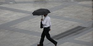 Ανδρας με ομπρέλα στην βροχή