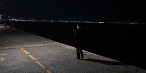 Ανδρας στην παραλία της Θεσσαλονίκης, βράδυ