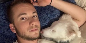 Ανδρας ξαπλωμένος με τον σκύλο του