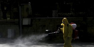 Άνδρας απολυμαίνει δημόσιο χώρο στην Κύπρο