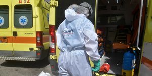 Πλήρωμα ασθενοφόρου του ΕΚΑΒ με ειδικές στολές για τον κορωνοϊό