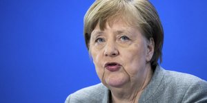 Η καγκελάριος της Γερμανίας Άνγκελα Μέρκελ με γκρι σακάκι και ασημένιο κολιέ