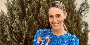 H Αννα Κορακάκη κρατάει την τούρτα της