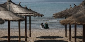 απαγόρευση κυκλοφορίας / φωτογραφία από ζευγάρι σε παραλία