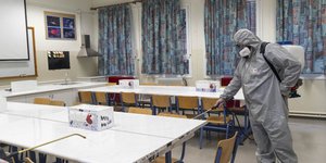 Απολύμανση θρανίων σε αίθουσα σχολείου