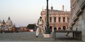 Άνδρας απολυμαίνει δημόσιους χώρους στη Βενετία της Ιταλίας