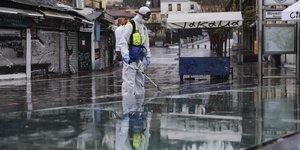 Απολύμανση στην πλατεία του Μοναστηρακίου