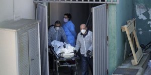 Ασθενής που προσβλήθηκε από τον κορωνοϊό μεταφέρεται με φορείο στην Ισπανία
