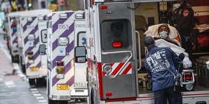 Ασθενής μεταφέρεται με φορείο σε ασθενοφόρο