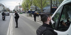 Η αστυνομία στο Παρίσι πραγματοποιεί ελέγχους για την απαγόρευση κυκλοφορίας λόγω κορωνοϊού