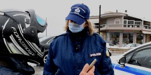 Αστυνομικός πραγματοποιεί ελέγχους κατά την απαγόρευση κυκλοφορίας