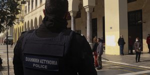 Αστυνομικός σε πλατεία στη Θεσσαλονίκη εν μέσω απαγόρευσης κυκλοφορίας
