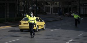 Αστυνομικοί κάνουν έλεγχους για άσκοπες μετακινήσεις εν μέσω κορωνοϊού