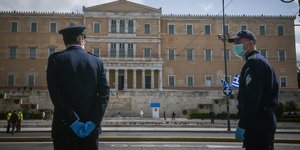 Αστυνομικοί με μέτρα προφύλαξης για τον κορωνοϊό