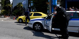 Ταξί δίπλα σε περιπολικό