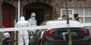 Αστυνομικός κάνει έλεγχο