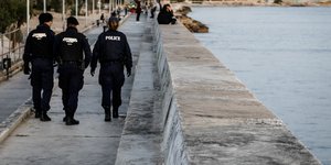 Αστυνομικοί περιπολούν στην παραλία του Φλοίσβου