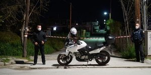 Αστυνομικοί με μάσκες δίπλα σε αποκλεισμένο σημείο στη Λάρισα